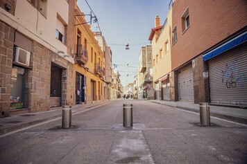 25. Instalar un sistema de pilones automatizados en las calles de Frederic Soler y de Ferran Puig