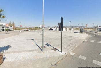 Urbanització de l'esplanada davant de l'estació de tren i metro "El Prat Estació"
